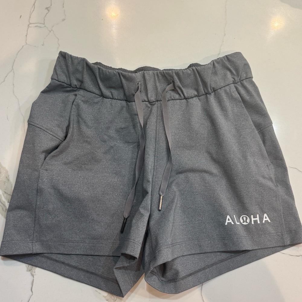 Lululemon Gray On The Fly Mid Rise Short Hawaii Aloha edition